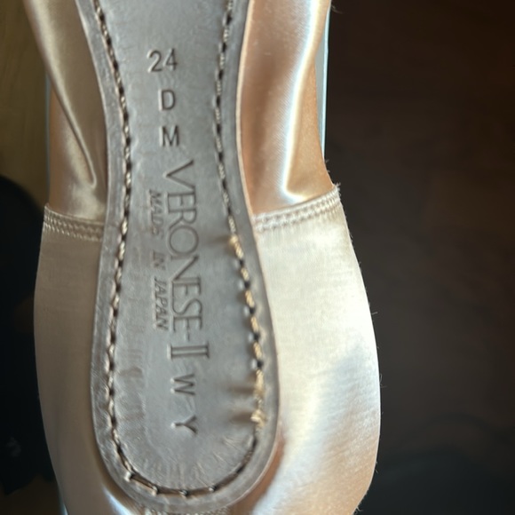 NEW Chacott Veronese II Ballet Toe Shoes ( Pointe Shoes) with ribbon - Picture 7 of 7